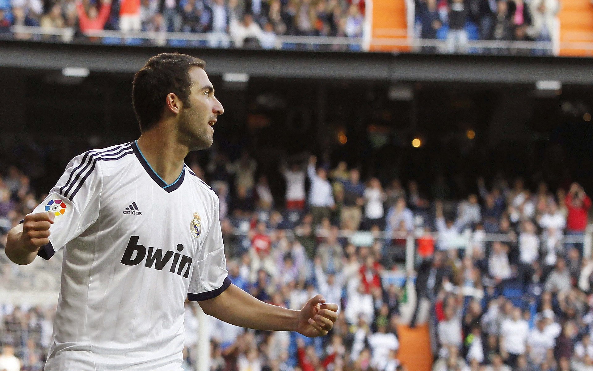 大学篮球联盟打造明星球员形象吸引青年粉丝，大学篮球巨星v1.0完整汉化版